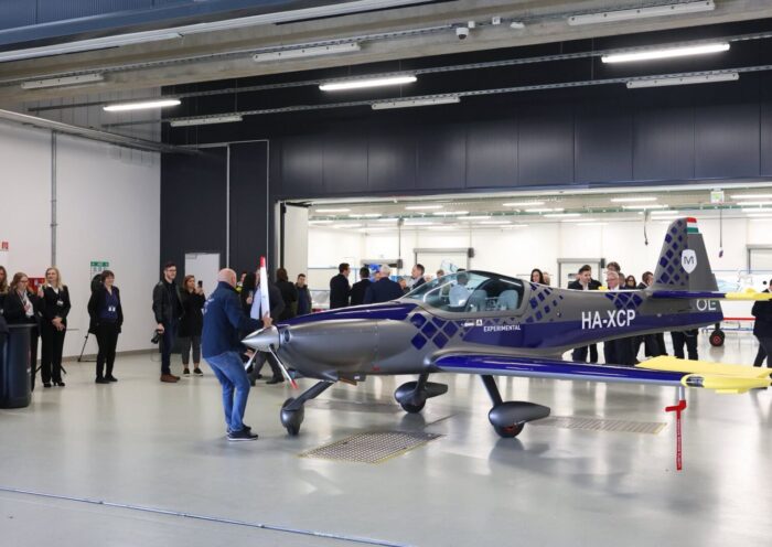 Átadták az egyetem első, magyar fejlesztésű Magnus Fusion 212 repülőgépét