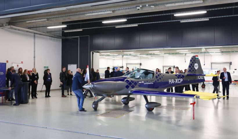 Átadták az egyetem első, magyar fejlesztésű Magnus Fusion 212 repülőgépét