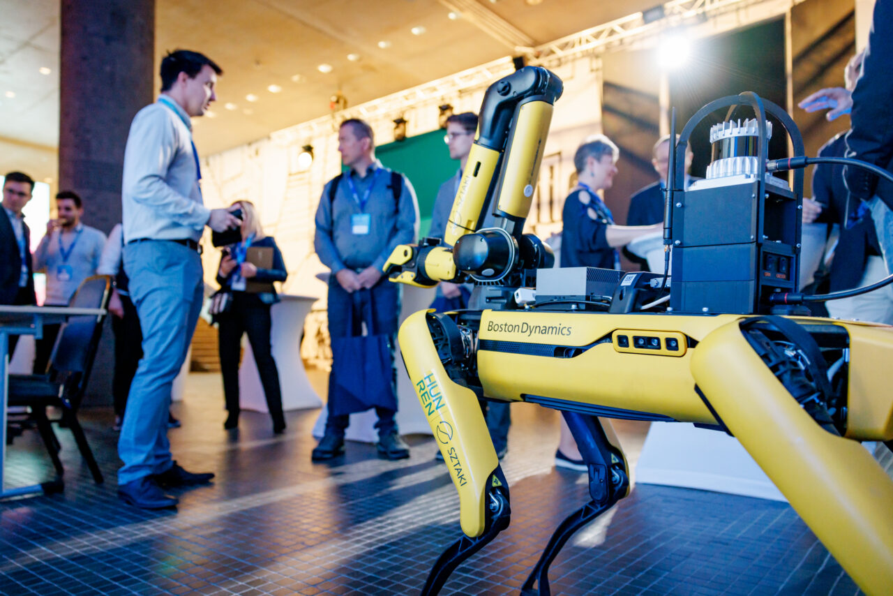 Az agentic AI-tól a jövőbiztos intelligens rendszerekig: világszínvonalú előadókkal érkezik a héten az AI Symposium 2026