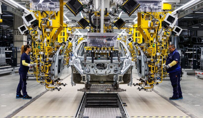 A BMW Group Gyár Debrecen 24 órás működéssel gyorsítja fel a BMW iX3 sorozatgyártását az erős vásárlói keresletre reagálva